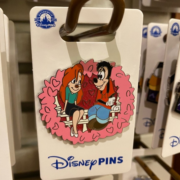Disney Parks Pin 2024 A Goofy Movie Max & Roxanne Hearts Wreath OE BNWT - Picture 1 of 1